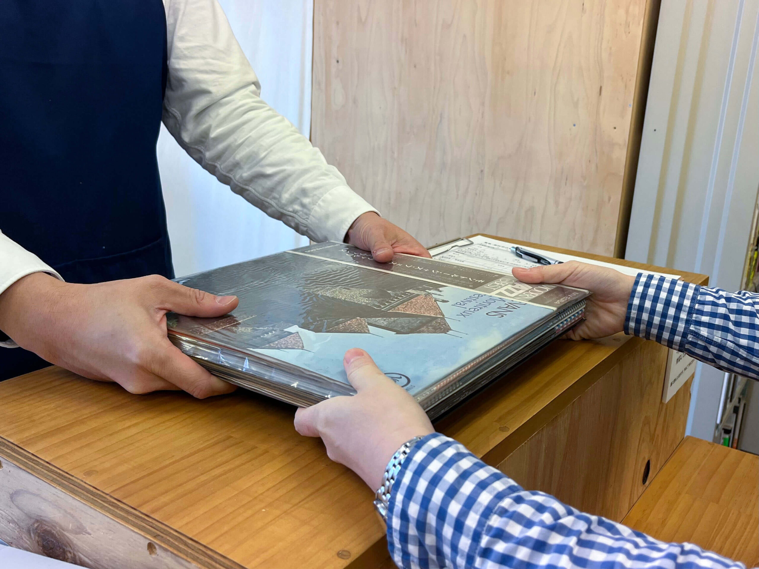 ①カウンターにてお品をお預かり